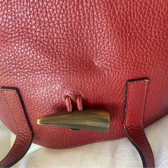 Burberry Handbag
Luxurious red/beige
calf leather
Unique front toggle fastener - Picture 8 of 10